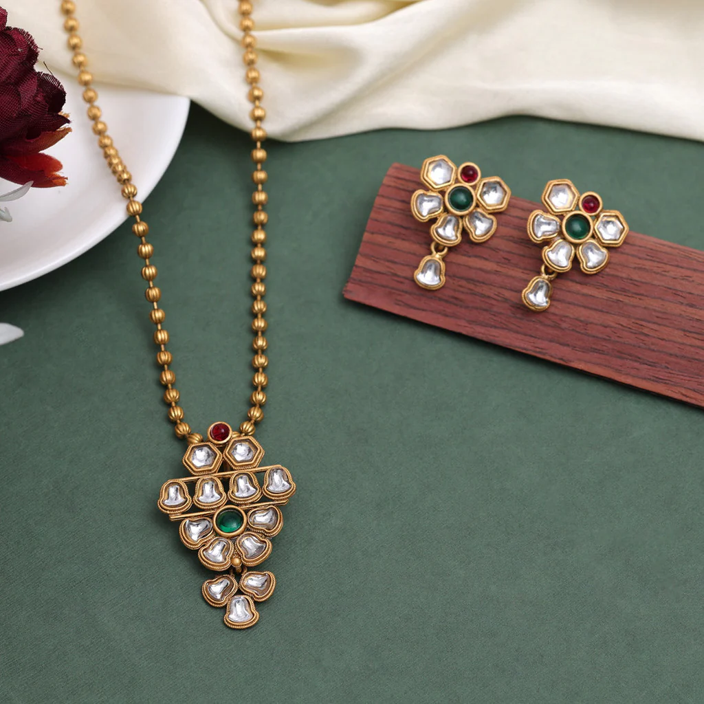 Kundan necklace set with beaded chain